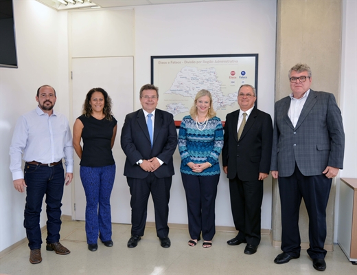 Prof. Aimar Rodrigo Goutier Camargo (coordenador do curso de Agropecuária da ETEC-Votuporanga); Josie Priscila de Jesus (responsável pela área de Gestão de Parcerias e Convênios do Ceeteps - Centro Estadual de Educação Tecnológica Paula Souza); Deputado Estadual Carlos Eduardo Pignatari; Profa. Dra. Laura Laganá (diretora superintendente do Ceeteps); Dr. Celso Luiz Alves dos Santos (Diretor-Presidente da FEV); e Prof. Dr. Rogério Rocha Matarucco (Reitor da UNIFEV).