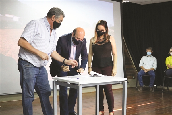 João Dado assinou diversas ordens de serviço ontem, há quem diga que ele esteja preparando o terreno para 2022 (Foto: Prefeitura de Votuporanga)