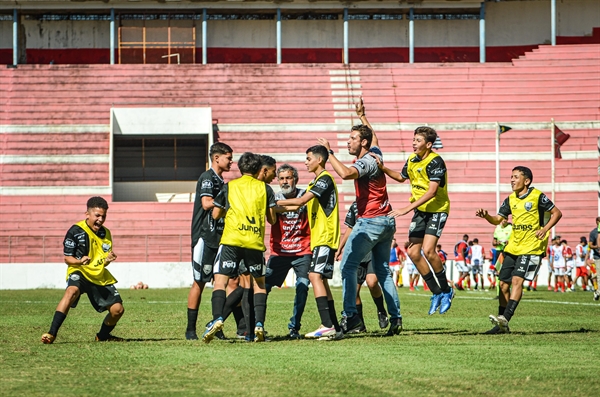  Sub-15 da Votuporanguense comemora gol na vitória contra o América de Rio Preto  (Foto: Andrey Queiroz)