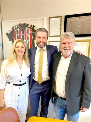 Em Brasília, nesta semana, o prefeito Jorge Seba e a presidente do Fundo Social Rose, foram recepcionados no gabinete do deputado Fausto Pinato (PP) (Foto: Assessoria)