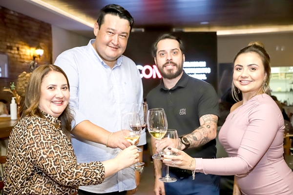 Raphaela e Daniel Hara, Mateus Nagib e Lorena Duarte celebrando a parceria de sucesso entre a Imobiliária Na House e a Vitacon. Um brinde aos bons negócios e ao futuro promissor (Foto: Na House)