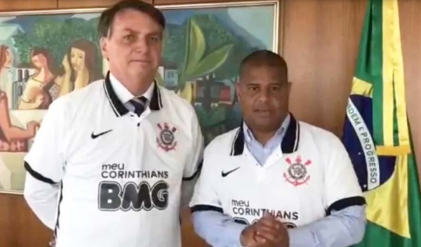 Muitos palmeirenses não gostaram do presidente vestir a camisa do arquirrival (Foto: Reprodução)