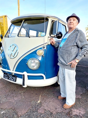 Ele fez história e deixou muitos amigos. Paulino Matheus Olgado e a sua inconfundível Kombi (Foto: Arquivo pessoal)