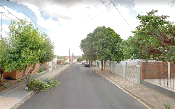 O fato aconteceu na rua José Abdo Marão, no bairro Jardim Bom Clima; vários objetos de ouro foram furtados (Foto: Reprodução)