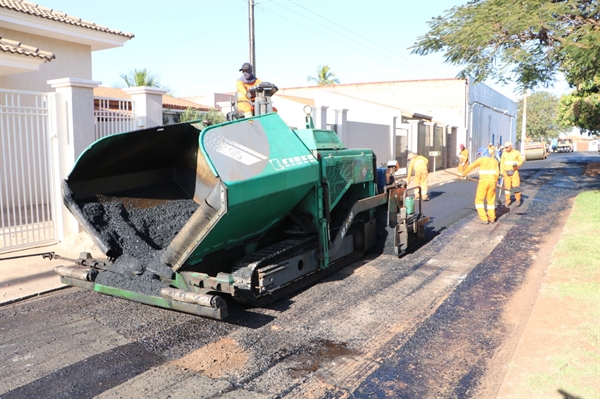 Ruas já castigadas pelo tempo receberam as melhorias ontem; obras foram acompanhadas pelo prefeito Jorge Seba e vereadores (Foto: Assessoria)