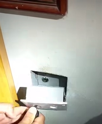 Um traficante de Tanabi utilizou sua “inteligência” a favor do crime e criou um cofre em uma tomada falsa para esconder drogas e armas Foto: Reprodução