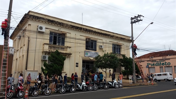 A fila de eleitores para fazer a biometria no Cartório Eleitoral local era extensa nesta quinta-feira (Foto: Daniel Castro/A Cidade)