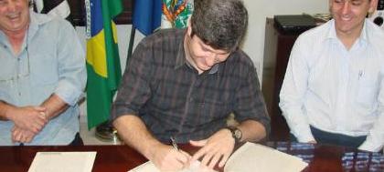 Prefeito oficializa doação de áreas a empresas
