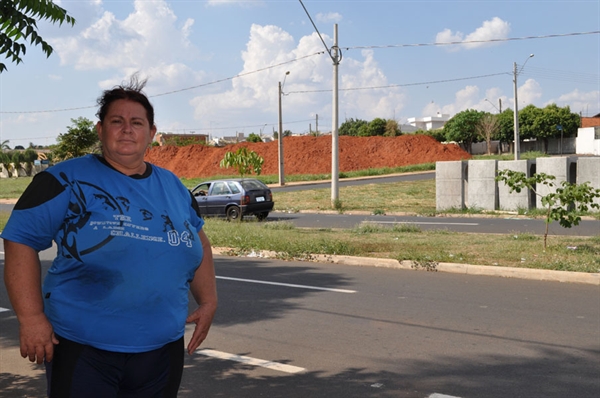 ‘Monte de terra’ está há dois meses na Vila América