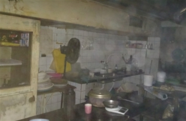 O acidente aconteceu em um dos restaurantes da praça de alimentação (Foto: Reprodução/Cidadão)