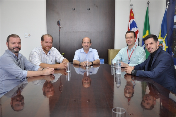 O prefeito João Dado recebeu o diretor da unidade da empresa em Votuporanga, Juliano Basílio, e o Gerente de Recursos Humanos, Sócrates de Souza Pereira(Foto: Divulgação/Prefeitura de Votuporanga)