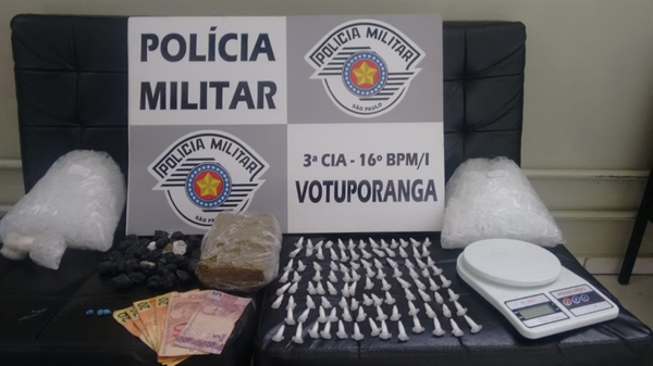 W.A.M.S., de 29 anos, foi preso com uma grande quantidade de entorpecentes escondidos dentro de sua residência (Foto: Divulgação/Polícia Militar)