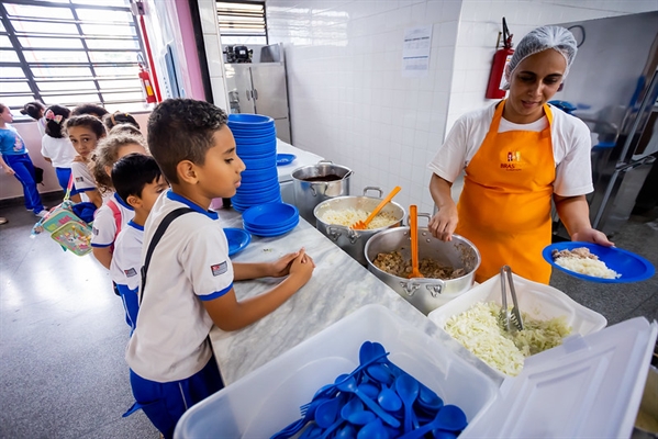 Dos 645 municípios do Estado de São Paulo, 493 têm convênio com a Secretaria da Educação para alimentação escolar (Foto: Governo do Estado)