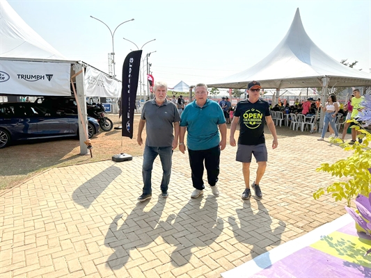 O prefeito Jorge Seba prestigiou, ao lado do deputado estadual Carlão Pignatari, o 2º Open Cajubrasil de Beach Tennis, que foi um sucesso de público; na foto eles aparecem ao lado de Mineiro, um dos organizadores do evento   (Foto: Prefeitura de Votuporanga)