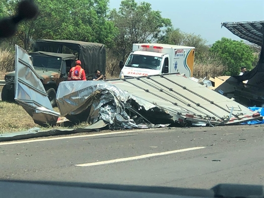 Segundo o Corpo de Bombeiros, carga que está tombada não tem risco de explosão — Foto: Arquivo Pessoal