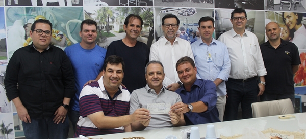 Associação Votuporanguense de Aeromodelismo entregou cheque para diretoria, após realização de grande evento (Foto: Divulgação/Prefeitura de Votuporanga) 