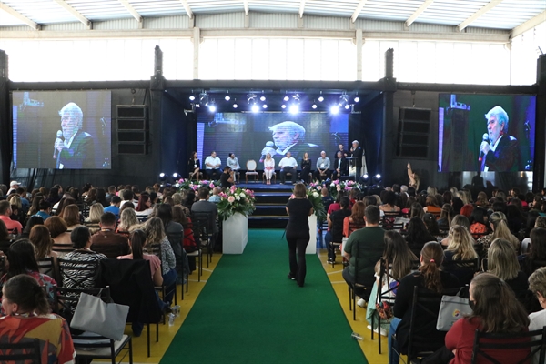 Centenas de educadores de 65 municípios da região participaram ontem da abertura do 7º Congresso Internacional de Educação (Foto: Assessoria)