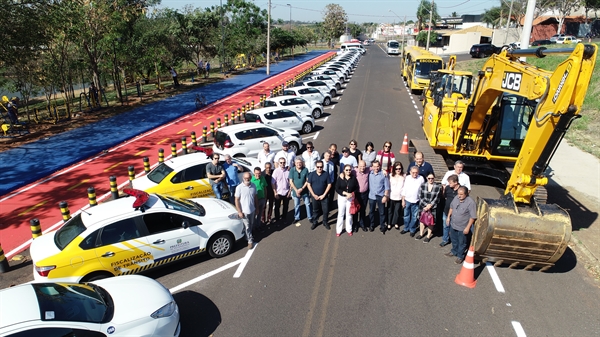 Em evento realizado no Parque da Cultura, foram apresentadas as novas máquinas do Executivo (Foto: Prefeitura de Votuporanga)