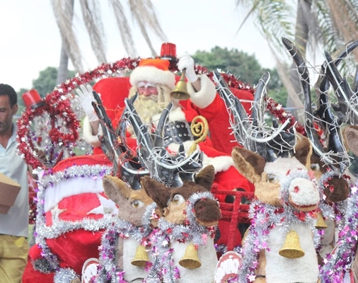 Quando descobriram que as balas tinham acabado, as crianças atiraram pedras na equipe do Papai Noel (Foto: Arquivo pessoal)