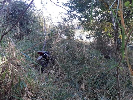 A motocicleta estava escondida em uma mata e foi encontrada pelos policiais 