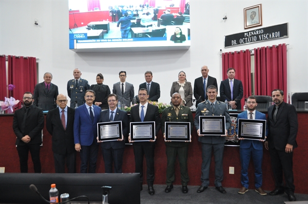 Adauto Mariola, André Navarrete, Lucas Nolêto, Rogério Galloro e Giovani Santana são os novos cidadãos votuporanguenses  (Foto: A Cidade)