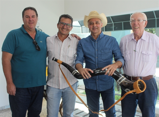 Santa Casa ganha berrante e chapéu do Sérgio Reis (Foto: Divulgação/Santa Casa) 