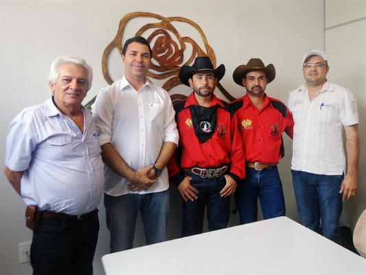 “Os Bolivianos” fazem doações para a Santa Casa de Votuporanga