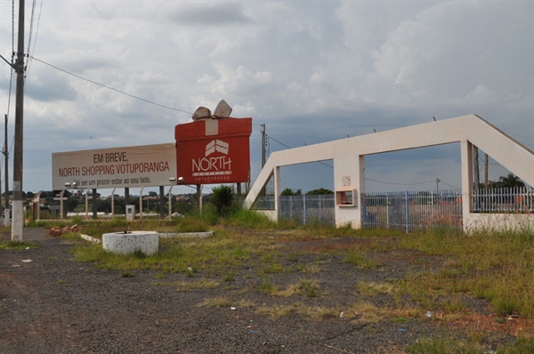 Construção do North Shopping foi paralisada em junho deste ano e voltaria só em 2016