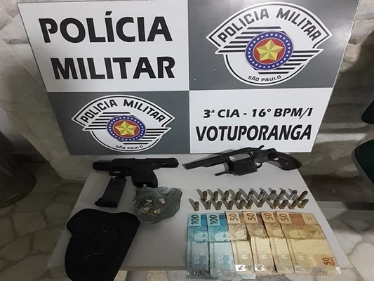 Traficante de 53 anos foi preso pela Polícia Militar de Votuporanga com duas armas municiadas e dezenas de porções de crack  (Foto: Polícia Militar)