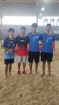 Os atletas João Pedro, João Gabriel e Pablo juntos com o técnico Marcinho Fukuiama  (Foto: Arquivo Pessoal)