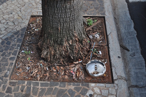 Calçadas danificadas também são encontradas da rua 