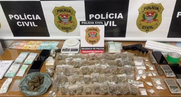 Grande quantidade de entorpecentes foram apreendidos pela polícia; o homem foi preso e permanece à disposição da Justiça. (Foto: Divulgação)