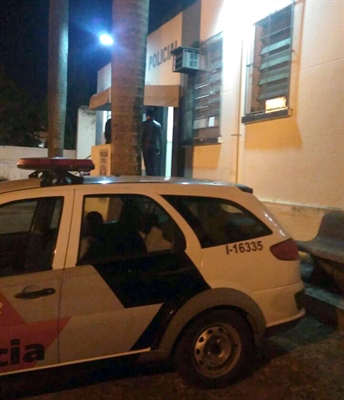 A vítima, acompanhada da mãe, foi até e Central de Flagrantes de Votuporanga prestar queixas contra o jovem (Foto: Divulgação/Polícia Militar)