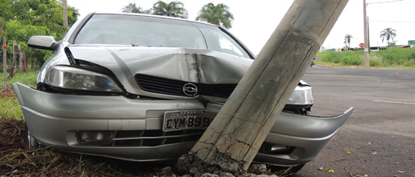 Motorista perde o controle e automóvel arrebenta poste 