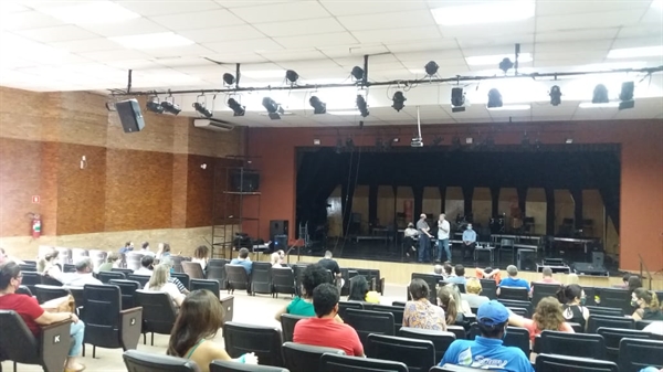 Reunião no Teatro Municipal, com servidores alvo da decisão que extinguiu os cargos deles na Prefeitura (Foto: A Cidade)