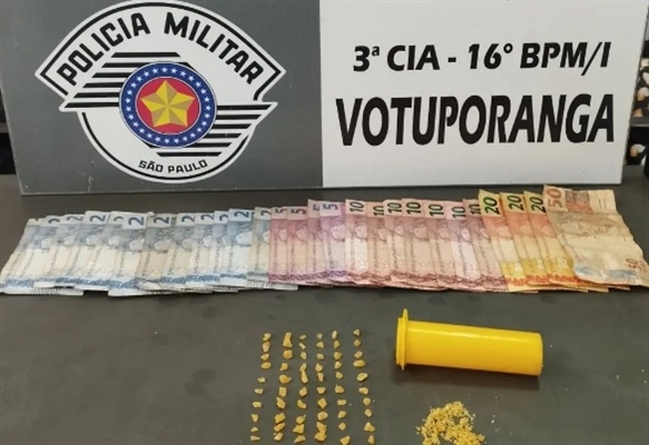 Adolescente foi flagrado com 60 pedras de crack; o dinheiro oriundo da venda de drogas ele guardava embaixo do colchão (Foto: Divulgação)