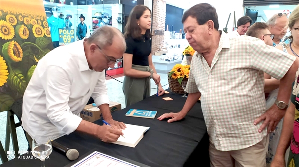 Na foto, Jocelino autografando livro para o Jornal A Cidade  (Foto: A Cidade)