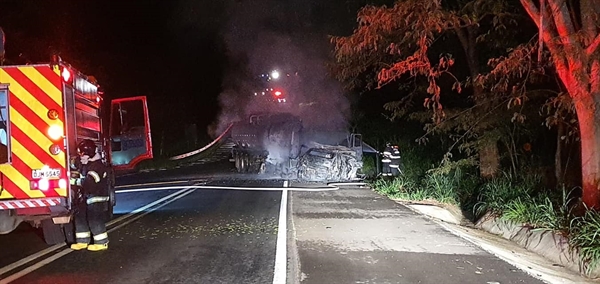 O motorista do carro ficou preso às ferragens e acabou morrendo carbonizado após os dois veículos pegarem fogo com a batida (Foto: Lucas Ribeiro/ Monte Aprazivel Noticias)