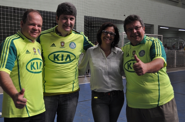 Homenageados posam ao lado da presidente do Sincomerciários, Lia Marques