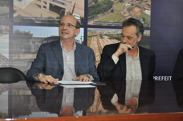 O acordo diz respeito as obras para implantar de rede de internet de fibra óptica fornecidas pela Vivo (Foto: A Cidade)