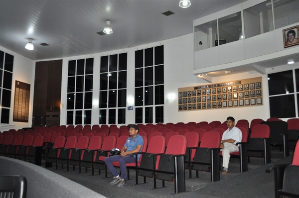 Dois munícipes participaram da audiência pública realizada na noite desta quarta-feira na Câmara Municipal (Foto: Daniel Castro/A Cidade)