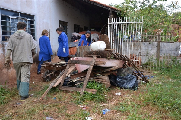 Prefeitura retira 4 caminhões de  entulhos em residência na Estação