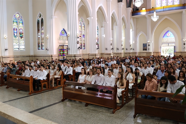 Cerimônia, realizada na Catedral Nossa Senhora Aparecida, reuniu formandos, seus familiares e amigos, além de gestores e professores da Instituição (Foto: Divulgação/Unifev)