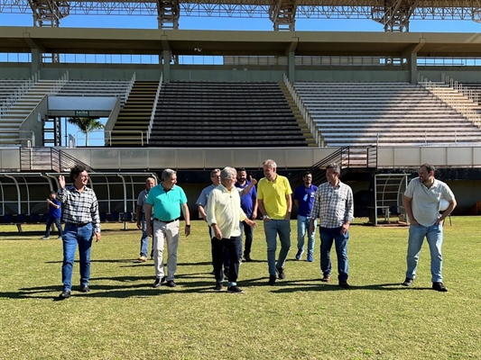 O prefeito Jorge Seba visitou a obra, ao lado do secretário Marcello Stringari, de Toninho Figueiredo e técnicos da Prefeitura  (Foto: Prefeitura de Votuporanga)