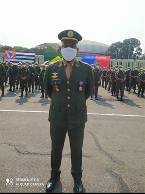 O subtenente Santana, comandante do Tiro de Guerra da cidade, disse que ficou muito honrado e agradecido a Deus por receber a medalha (Foto: Arquivo pessoal)