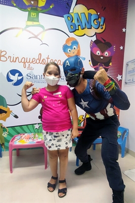 Acompanhado de seu violão, o super-herói levou alegria para crianças e jovens internados (Foto: Santa Casa de Votuporanga)