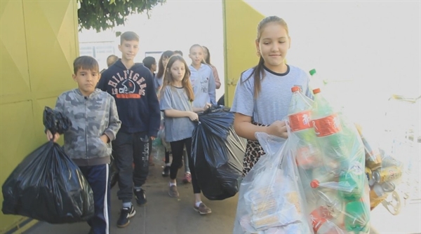 Crianças levam latinhas e pets para trocar por ibirazinhos em escolas — Foto: Reprodução/TV TEM