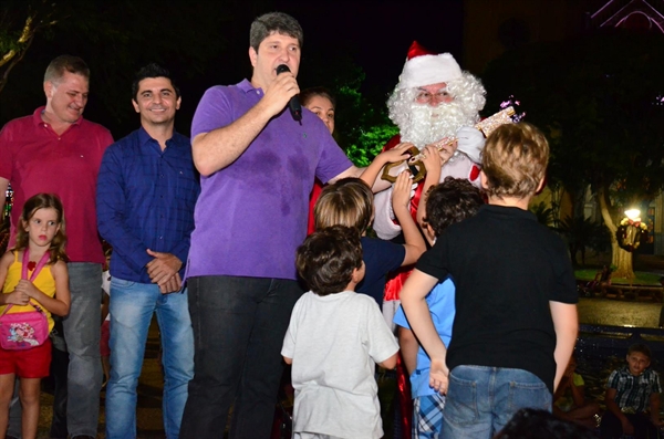 Papai Noel chega a Votuporanga e recebe a chave da cidade