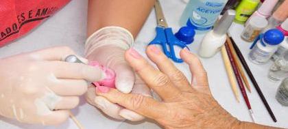 Curso aborda hepatite C para profissionais de beleza 