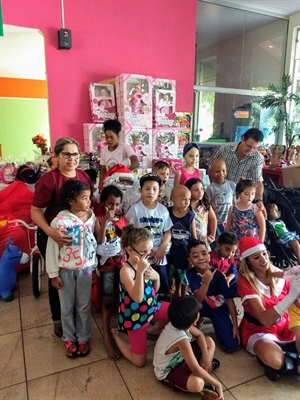 O casal Osmar e Adriana Andreoti se vestiu de Papai e Mamãe Noel para entregar brinquedos para as crianças  (Foto: Arquivo Pessoal)